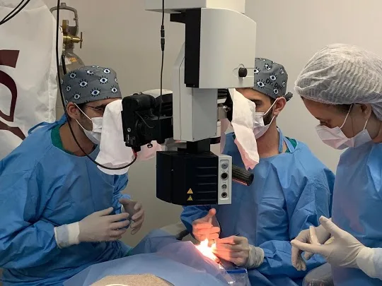 Dr. Davi e Dr. Simão realizando cirurgia de catarata.
