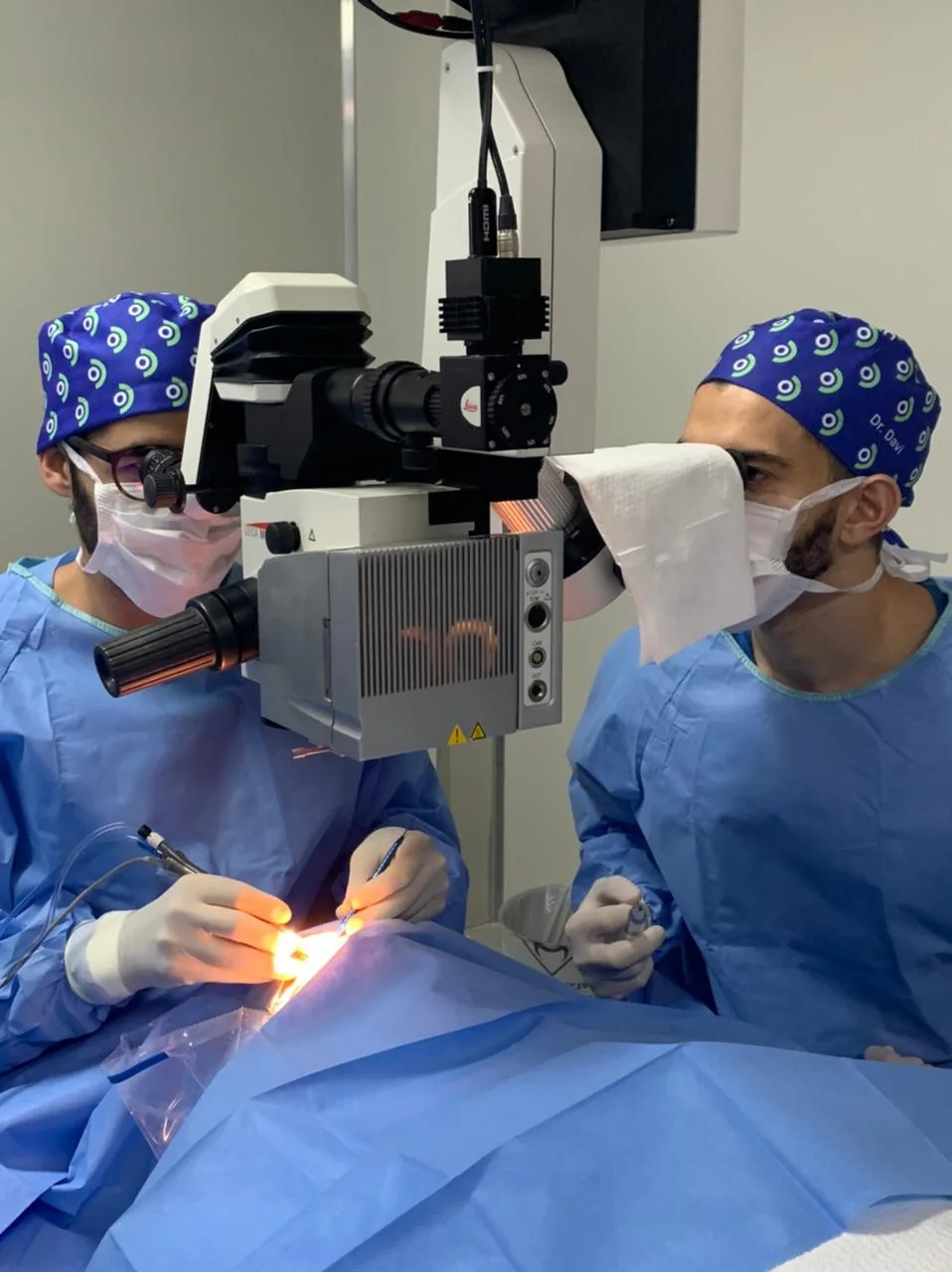 médicos oftalmologistas realizando cirurgia de catarata na dr.olho oftalmologia