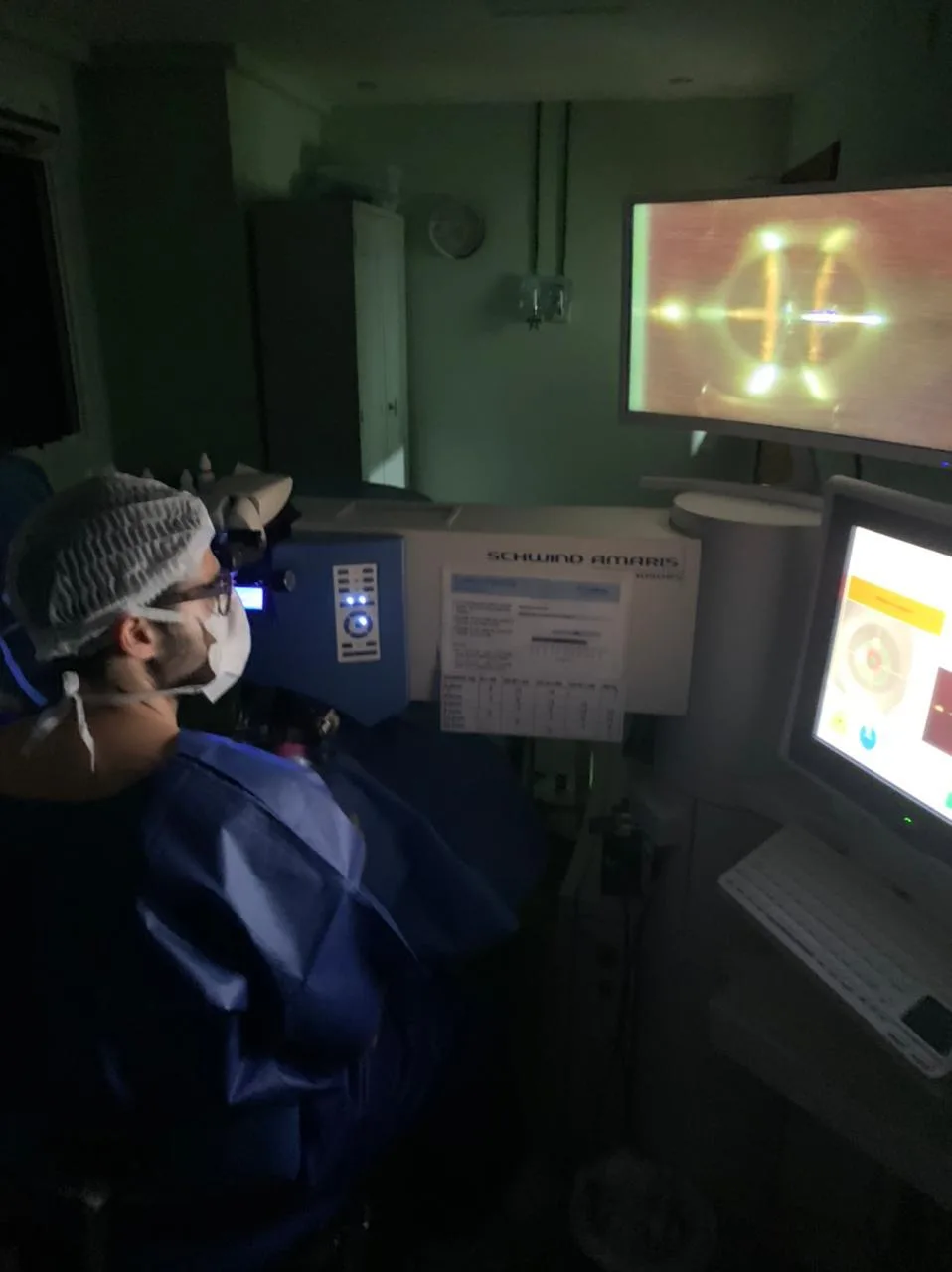 Médico oftalmologista realiza cirurgia refrativa.