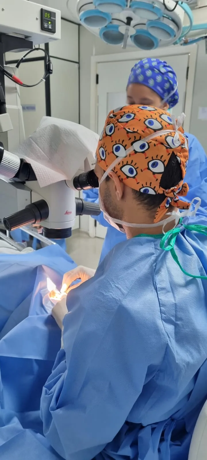 Dr. Davi Gomes dos Anjos, da clínica dr.olho, realizando cirurgia de catarata